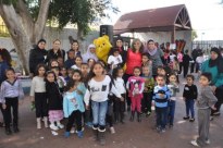 بالصور: توزيع الشهادات على طلاب مدرسة الأخوة الإبتدائية في يافا